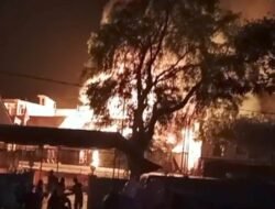 Kebakaran Gudang Kayu di Pekanbaru: Kerugian Besar dan Tindakan Cepat Petugas