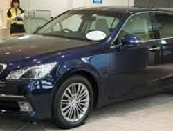 Toyota Crown: Mobil Mewah untuk Pejabat dan Profesional