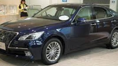 Toyota Crown: Mobil Mewah untuk Pejabat dan Profesional