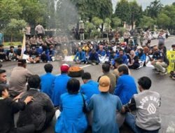 Aksi Mahasiswa Gelar Penolakan Terhadap Revisi UU TNI di DPR