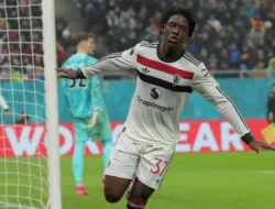 Gol Menjelang Akhir Buat Lyon Samakan Skor dengan Manchester United
