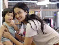 Atiqah Hasiholan: Peran Dukun Aborsi yang Menantang dalam Kampung Jabang Mayit