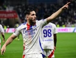 Rayan Cherki: Ketertarikan Manchester City dan Fokus pada Lyon