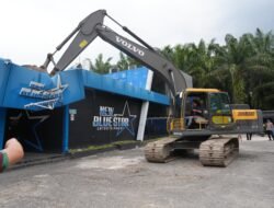 Penertiban Tempat Hiburan Malam: Diskotek New Blue Star Dirobohkan
