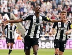 Eddie Howe Menyikapi Godaan Liverpool untuk Alexander Isak