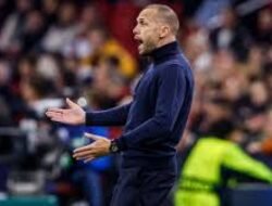 Ajax Mengakhiri Kerja Sama dengan John Heitinga Setelah Kekalahan di Eropa