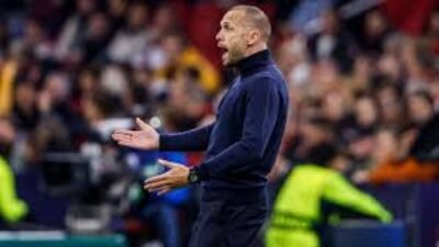 Ajax Mengakhiri Kerja Sama dengan John Heitinga Setelah Kekalahan di Eropa