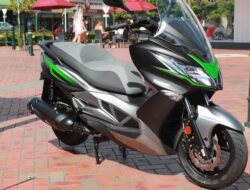 Hibriditas Desain dan Teknologi dalam Kawasaki J300