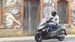 Menggali Spesifikasi dan Keunggulan Kawasaki J300: Motor Matic Bertenaga