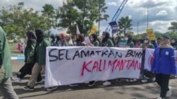 Unjuk Rasa di Samarinda Berakhir Tegang, Lemparan Botol Warnai Aksi di Kantor Gubernur