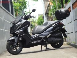 Kymco Downtown 250i: Skutik Besar yang Lebih Cocok Diajak Jalan Jauh daripada Sekadar Dipakai Harian