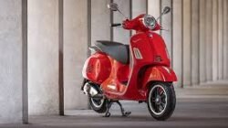 Vespa GTS 300 Super Tech: Ketika Skuter Ikonik Berubah Jadi Mesin Serius