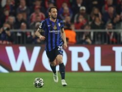Di Tengah Godaan Transfer, Hakan Calhanoglu Pilih Bertahan dan Lanjutkan Cerita Bersama Inter
