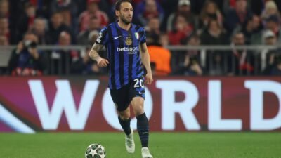 Di Tengah Godaan Transfer, Hakan Calhanoglu Pilih Bertahan dan Lanjutkan Cerita Bersama Inter